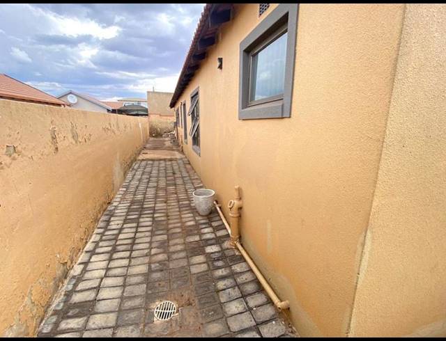 3 BEDROOM HOUSE FOR SALE IN PROTEA GLEN